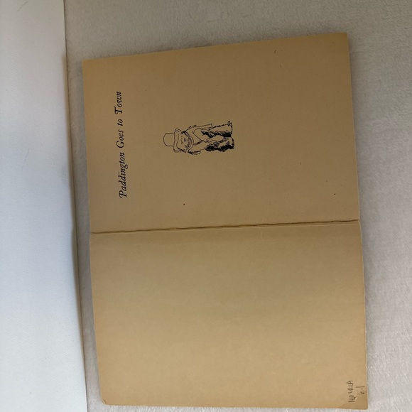 Paddington Goes To Town by Michael Bond Illustrations by Peggy Fortnum Vintage - Picture 6 of 6